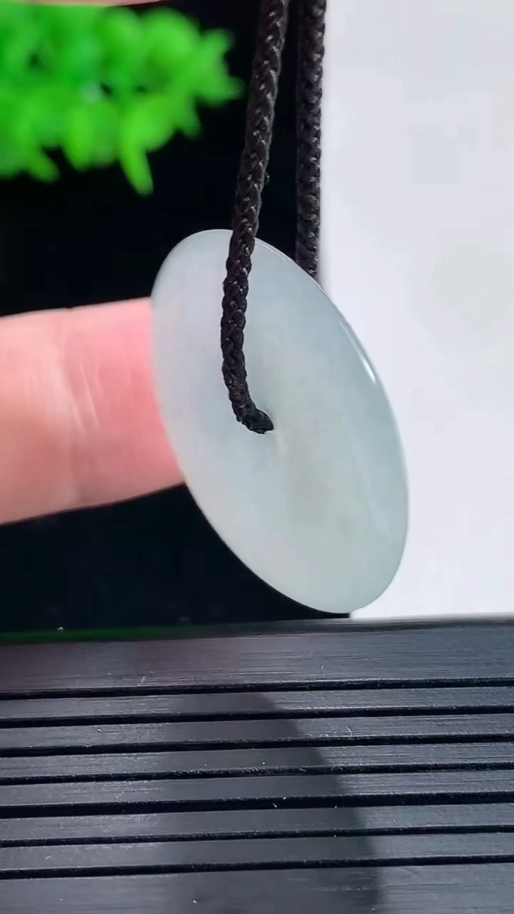 天然A货翡翠平安扣吊坠，尺寸27-4.2重量:6.60g
5月18日