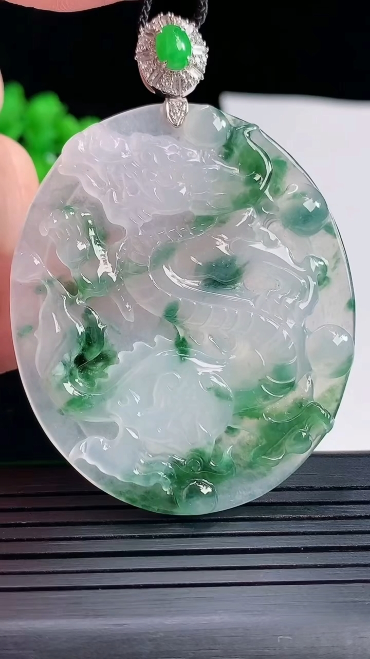 天然A货翡翠种飘花龙牌吊坠，尺寸65.6-54-46-4.3重量:21.05g
5月18日