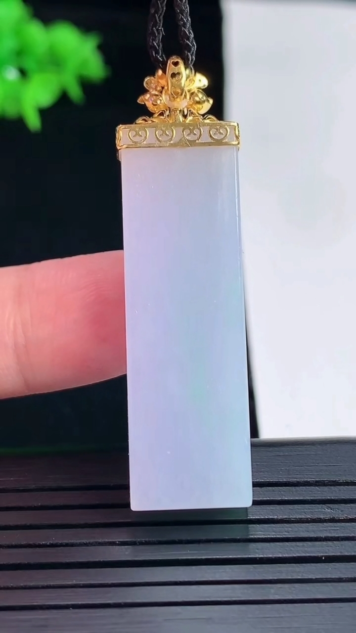 天然A货翡翠18k金春带彩 紫罗兰无事牌吊坠，尺寸49.2-40-12.5-6.2重量:10.97g
5月18日