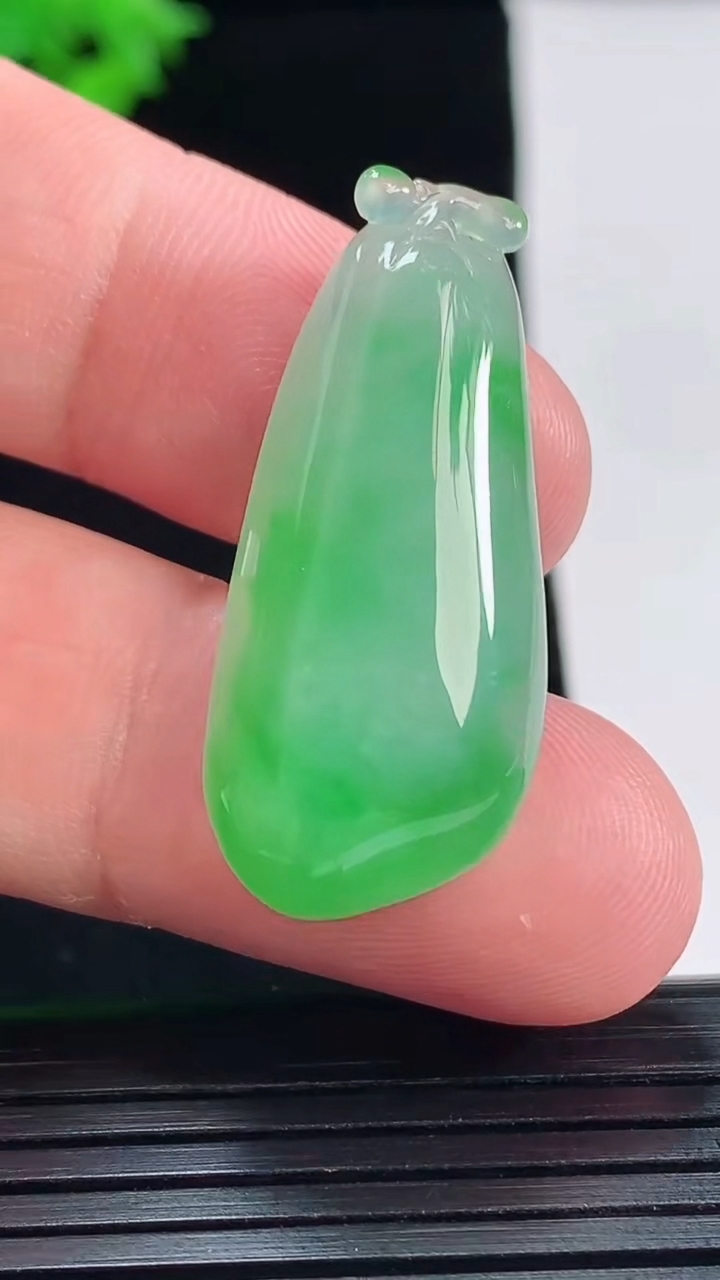 天然A货翡翠福瓜吊坠，尺寸35-15-7重量:7.06g
5月18日