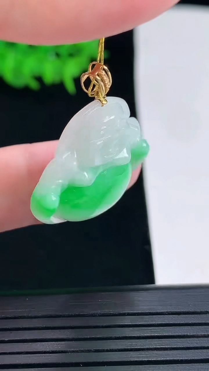 天然A货翡翠佛公吊坠，尺寸23-27-5.2重量:5.52g
5月18日