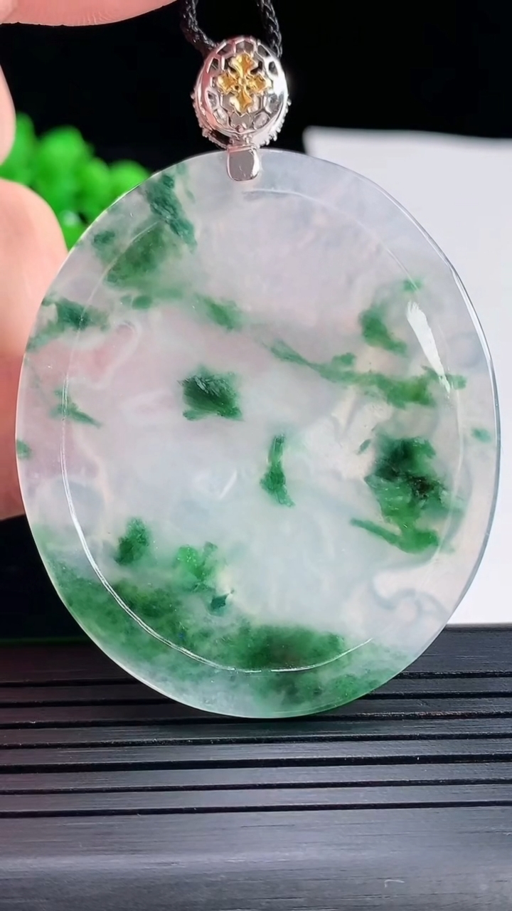 天然A货翡翠种飘花龙牌吊坠，尺寸65.6-54-46-4.3重量:21.05g
5月18日