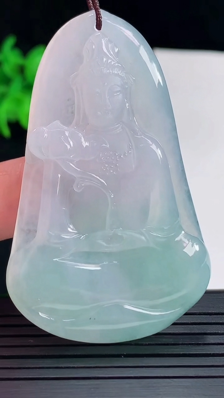 天然A货翡翠大势至菩萨吊坠，尺寸61-38-5.8重量:25.17g
5月18日