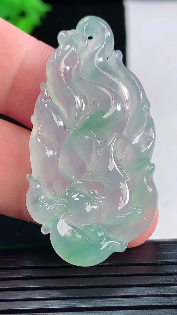 天然A货翡翠九尾狐吊坠，尺寸49.2-25.6-5.5重量:11.12g
5月18日
