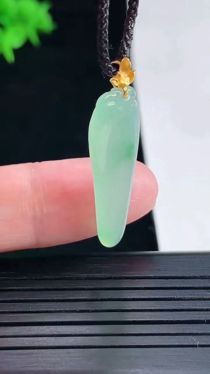 天然A货翡翠福瓜吊坠，尺寸29-9.8-3重量:1.93g
5月18日