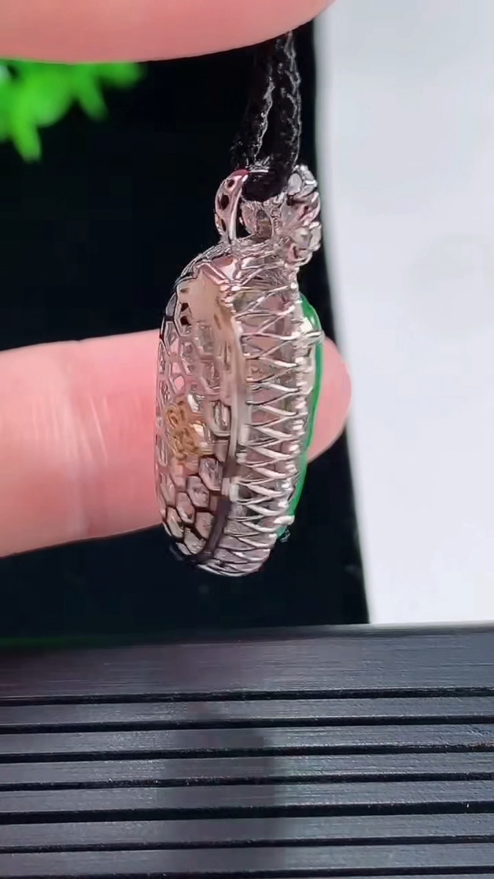天然A货翡翠金枝玉叶 叶子吊坠，尺寸32-14.2-8，裸石20.5-10.5重量:3.63g
5月18日