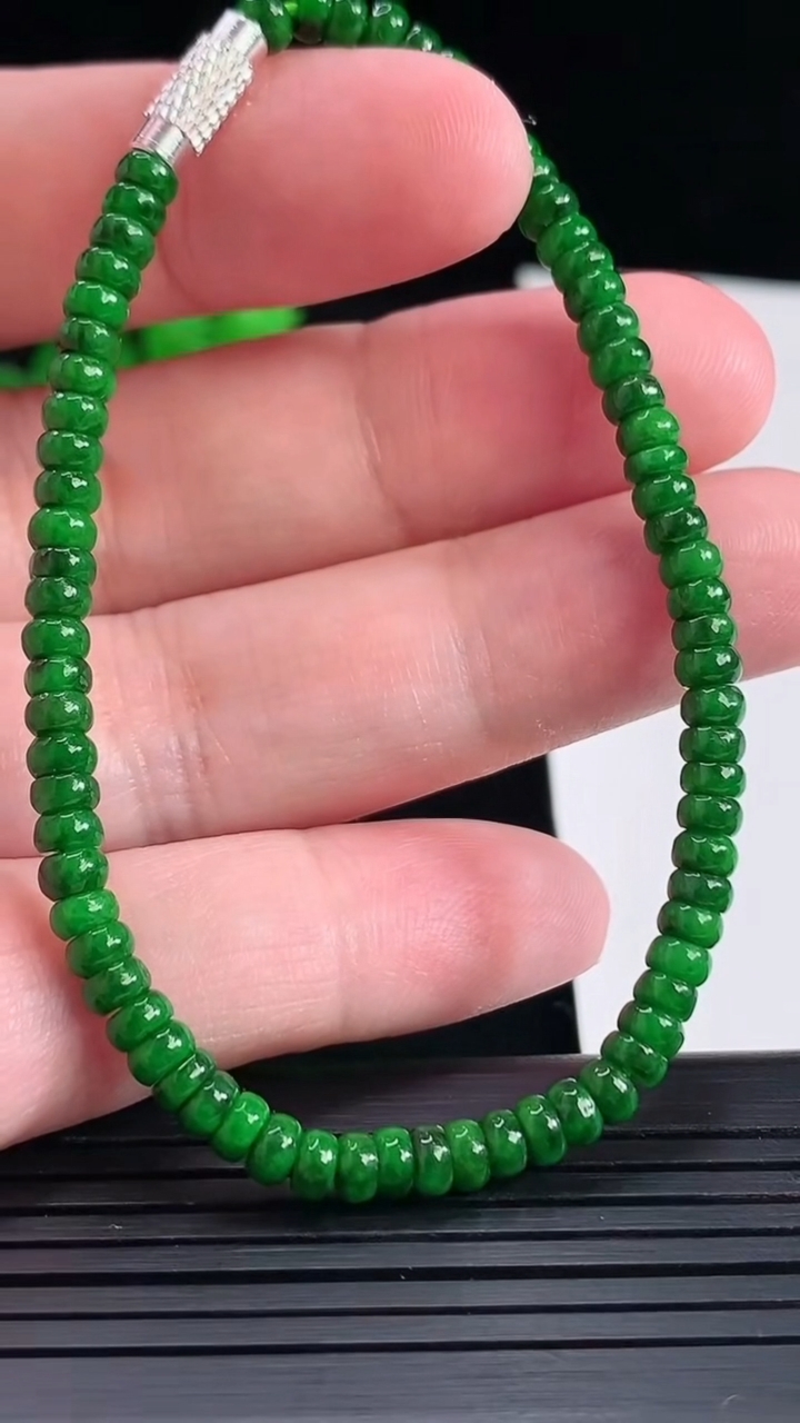 天然A货翡翠算盘珠手串，尺寸4.2-2重量:7.08g5月18日
工厂直销收藏佳品,种好水足，色泽均匀，有种有色，上手高大气！