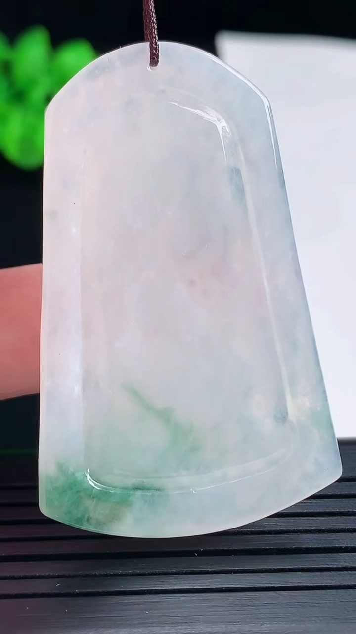天然A货翡翠飘花生肖虎吊坠，尺寸52-32.8-6.2重量:18.38g
5月18日