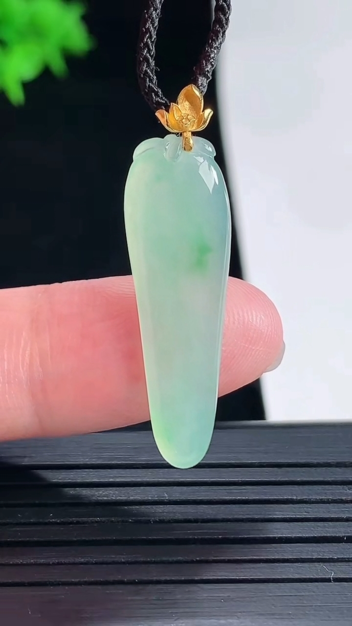 天然A货翡翠福瓜吊坠，尺寸29-9.8-3重量:1.93g
5月18日