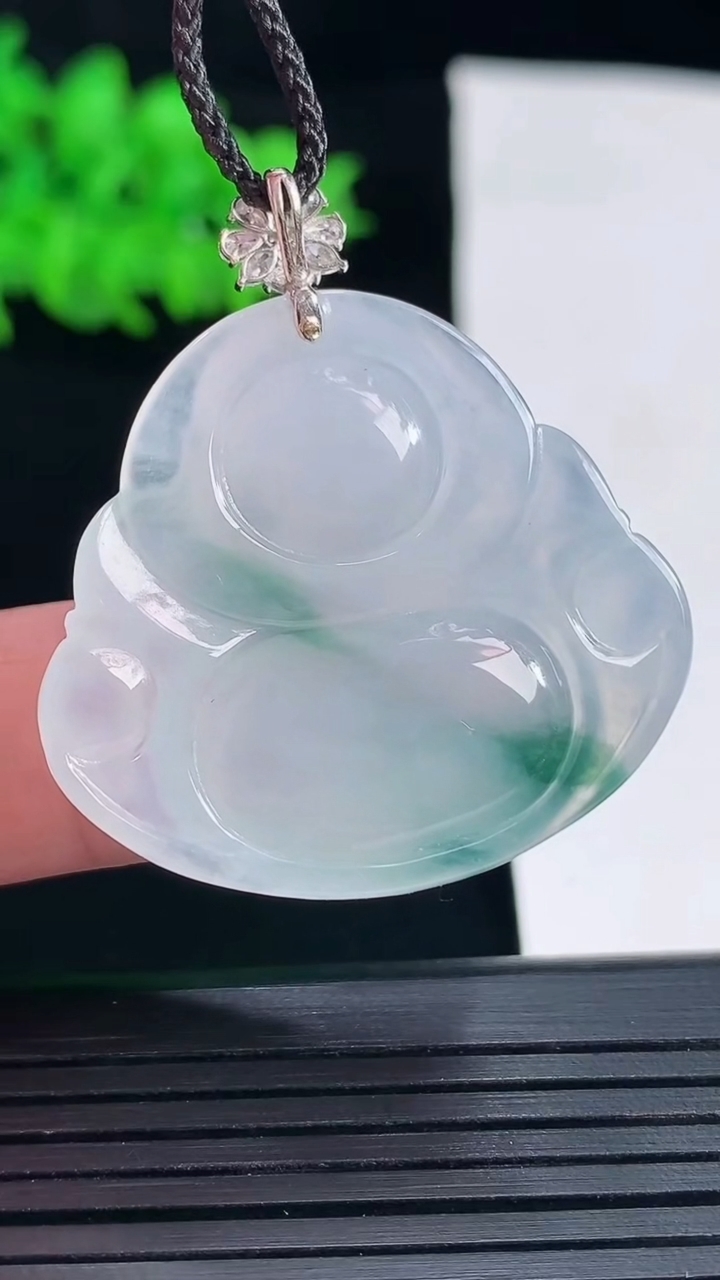 天然A货翡翠种飘花佛公吊坠，尺寸30.5-34-6重量:10.34g
5月18日