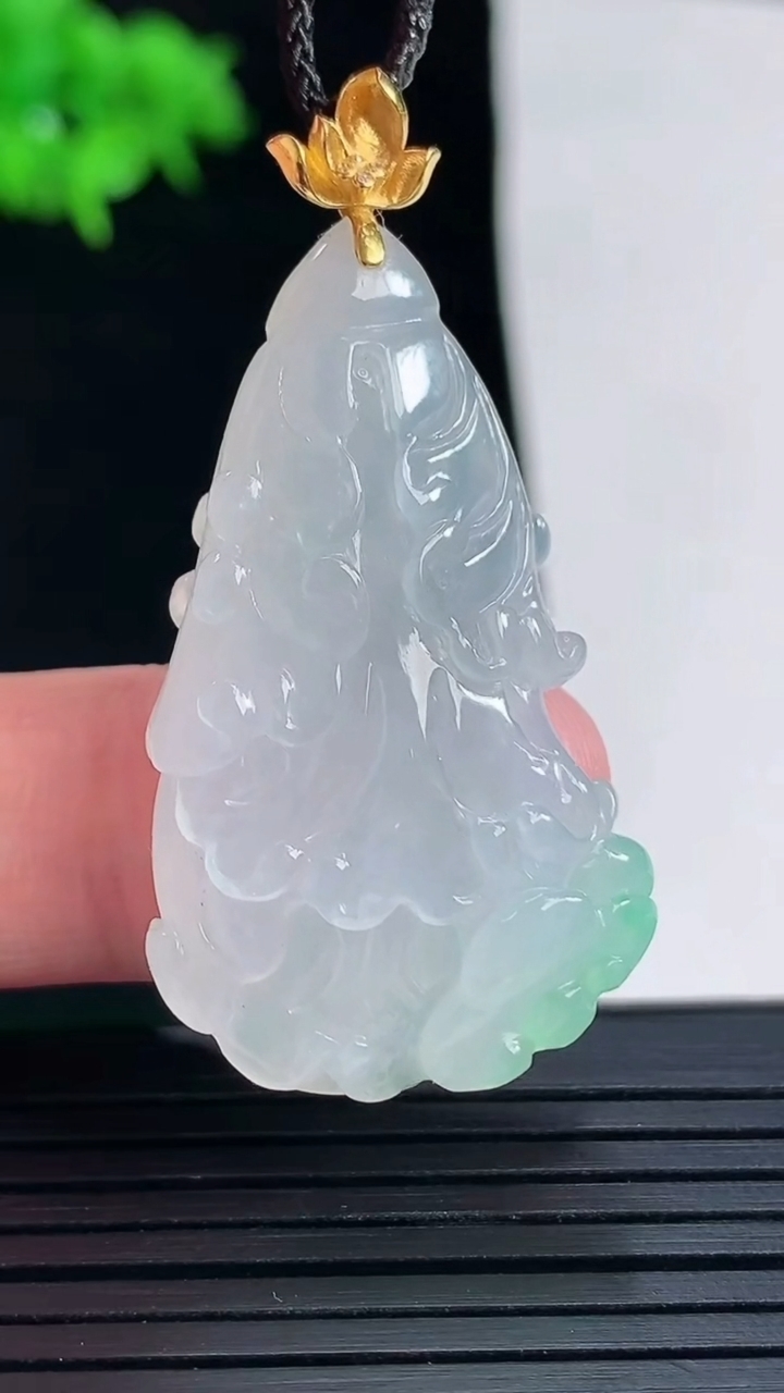 天然A货翡翠白菜吊坠，尺寸37.5-23-9重量:10.26g
5月18日