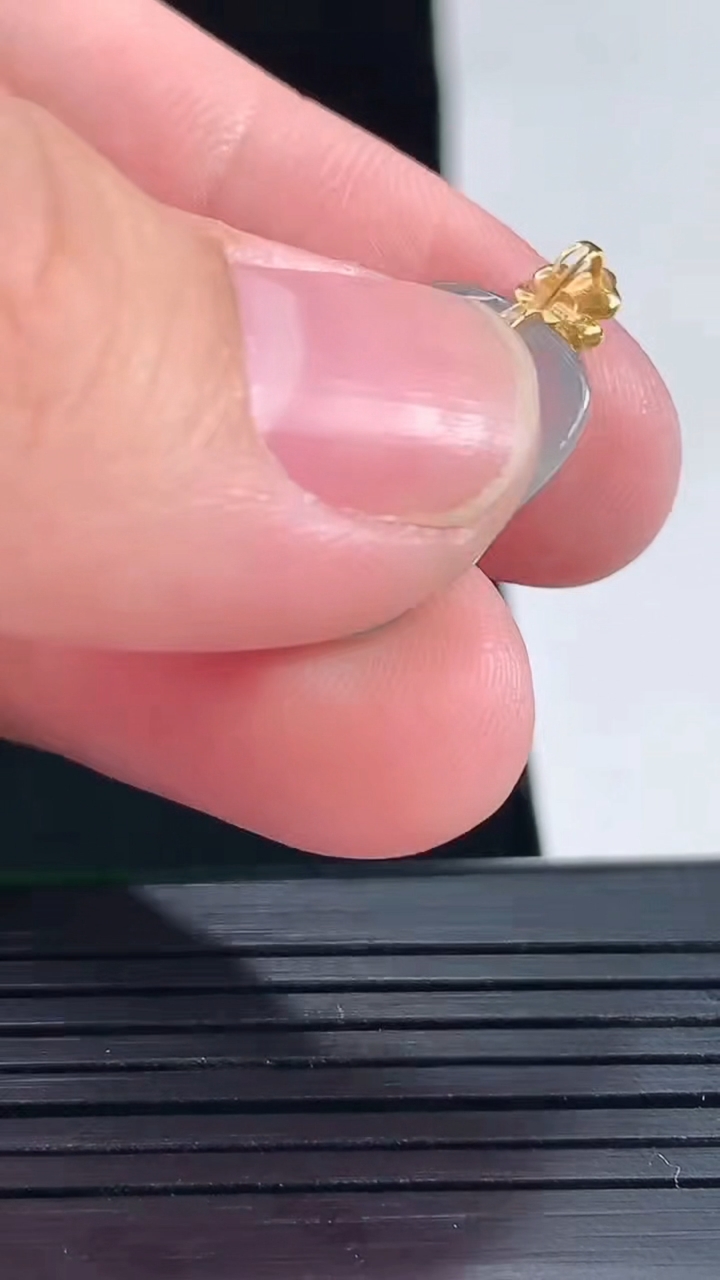 天然A货翡翠种飘花金枝玉叶 叶子吊坠，尺寸18-12-3.5重量:1.56g
5月18日