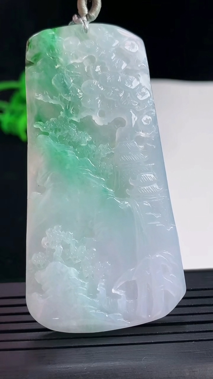 天然A货翡翠山水牌吊坠，尺寸70.6-38-5.2重量:31.30g
5月18日