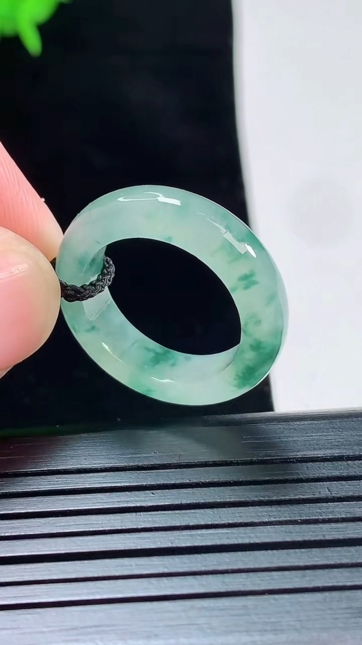 天然A货翡翠冰种飘花玉指环 戒指，尺寸17.6-6-4重量:4.22g2026年5月18日
工厂直销收藏佳品,种好水足，色泽均匀，有种有色，上手高大气！