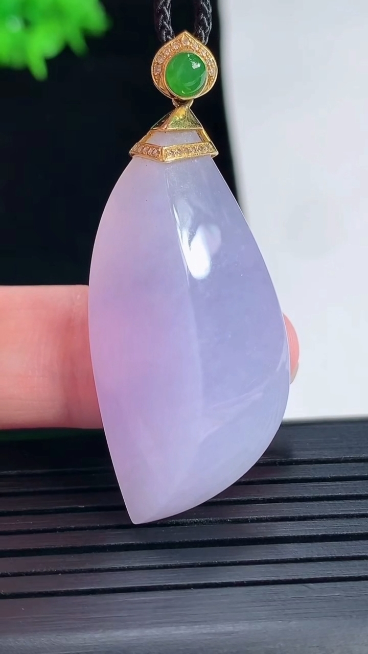 天然A货翡翠种紫罗兰随形吊坠，尺寸45.6-39-19.2-11重量:11.69g
5月18日