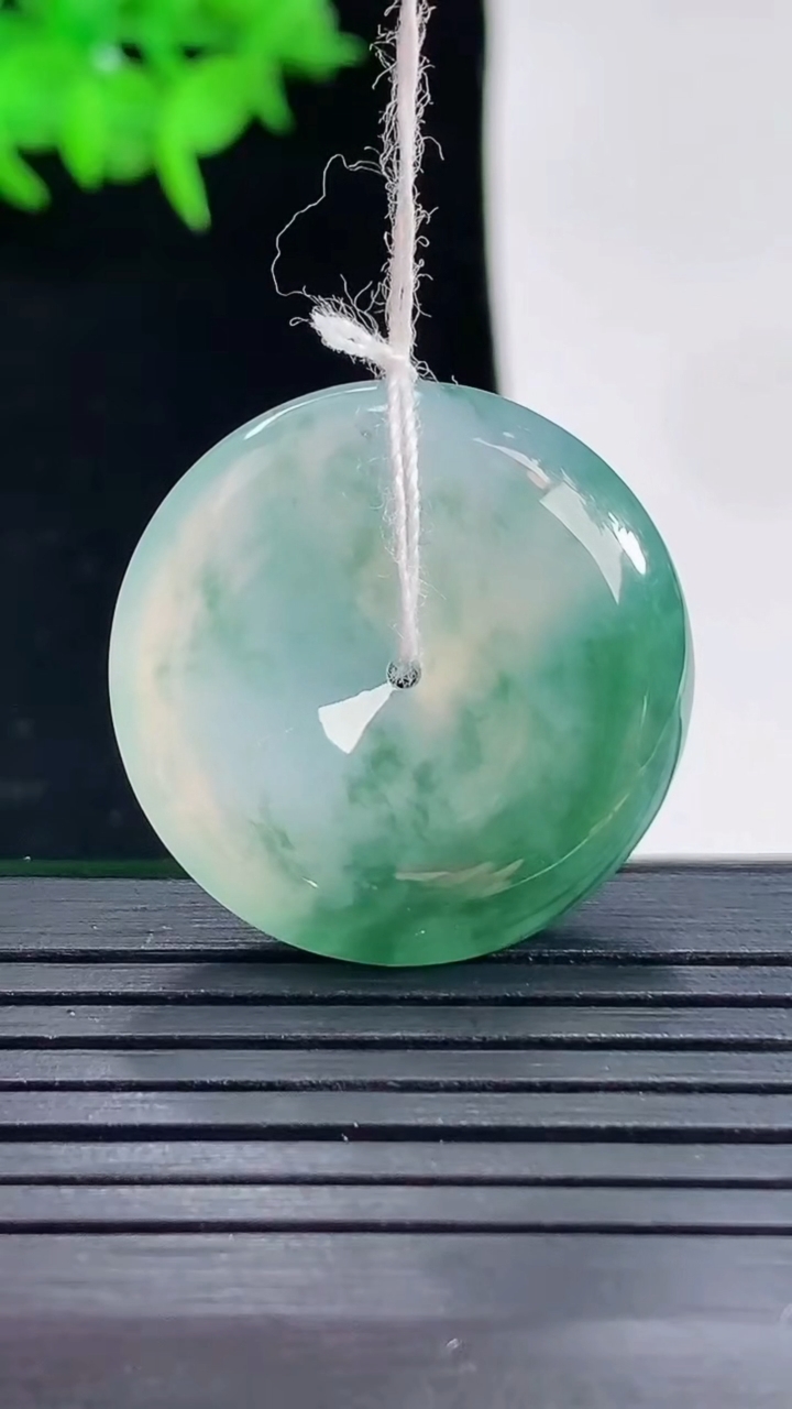 天然A货翡翠冰种飘花平安扣吊坠，尺寸25.6-5.5重量:7.52g
5月18日