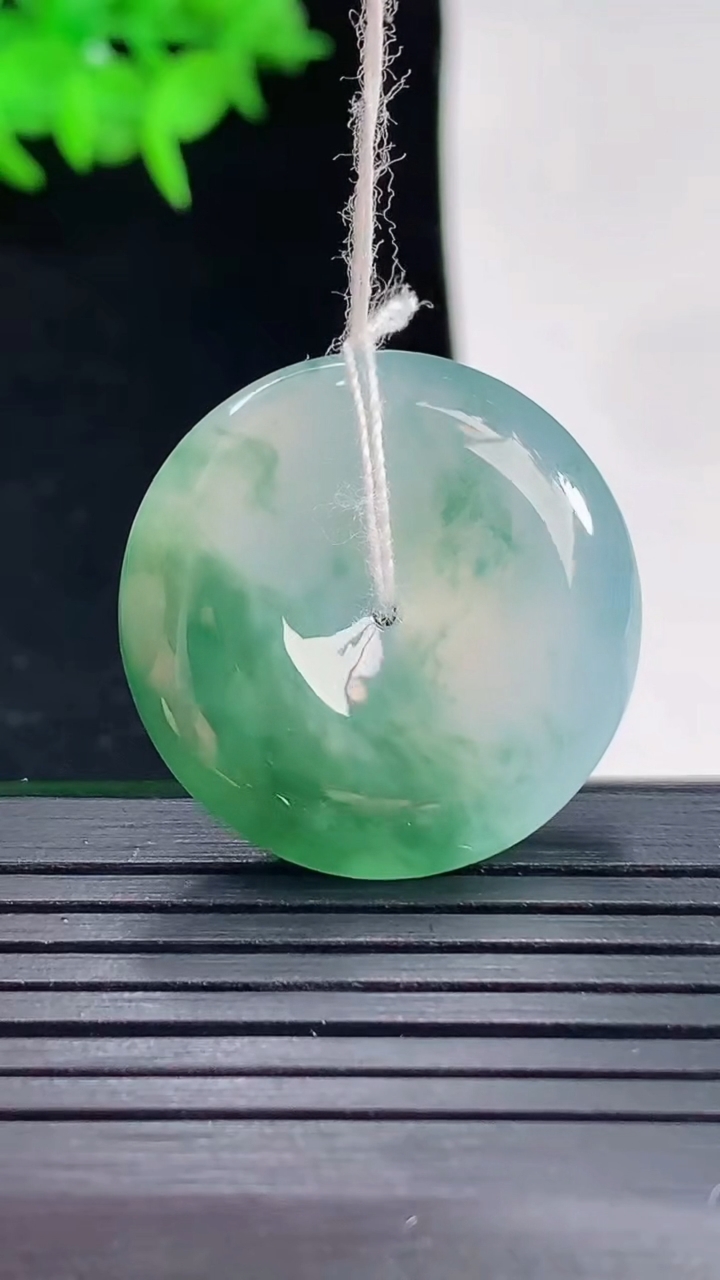 天然A货翡翠冰种飘花平安扣吊坠，尺寸25.6-5.5重量:7.52g
5月18日