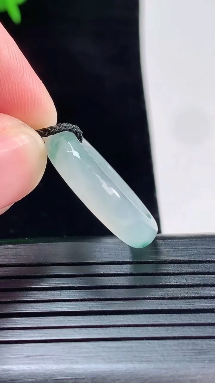 天然A货翡翠飘花玉指环 戒指，尺寸19.4-5.5-3重量:3.25g2026年5月18日
工厂直销收藏佳品,种好水足，色泽均匀，有种有色，上手高大气！
