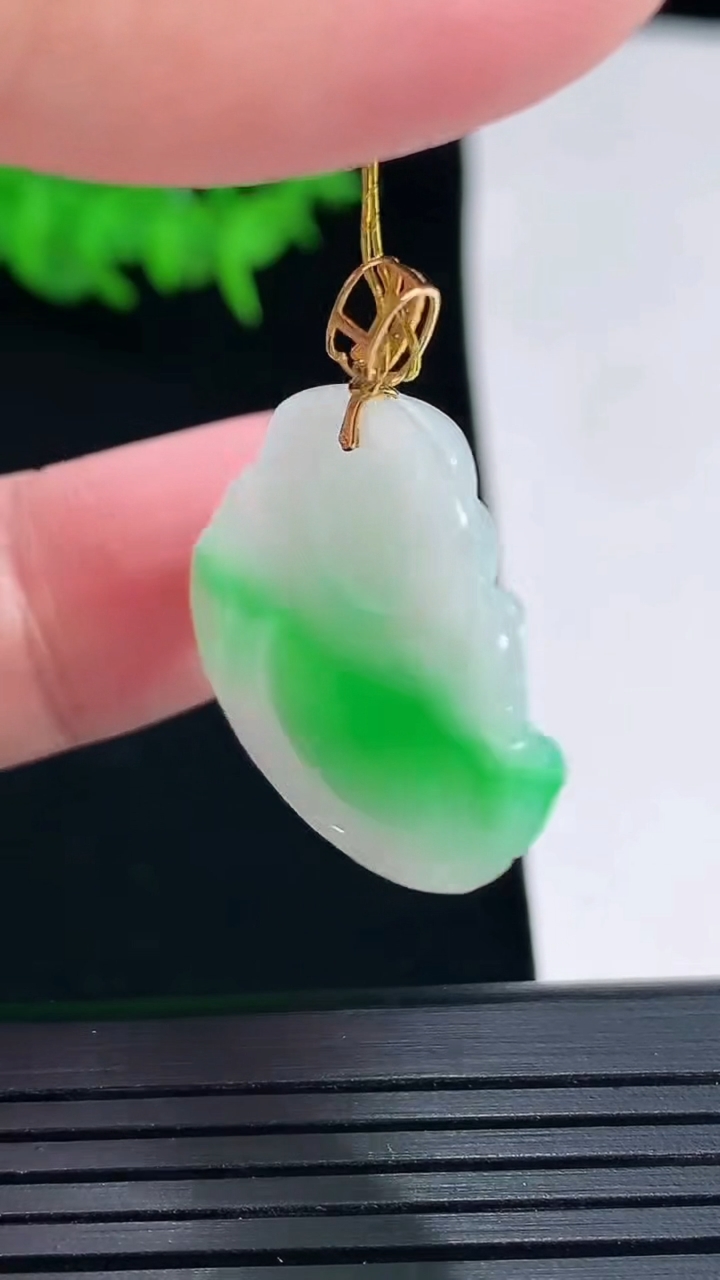 天然A货翡翠佛公吊坠，尺寸23-27-5.2重量:5.52g
5月18日