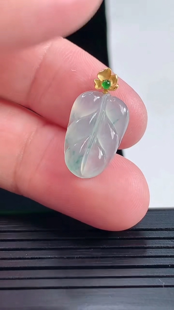 天然A货翡翠种飘花金枝玉叶 叶子吊坠，尺寸18-12-3.5重量:1.56g
5月18日