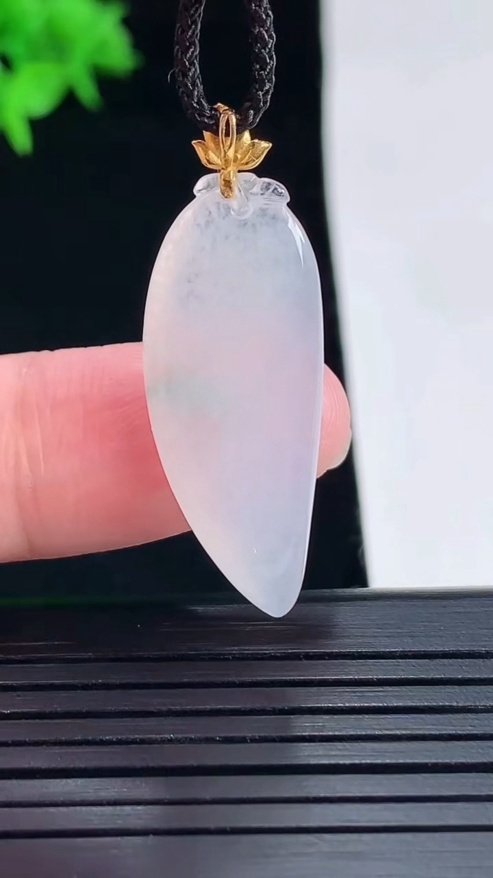 天然A货翡翠18k金飘花福瓜吊坠，尺寸30-12.2-5重量:3.40g
5月18日