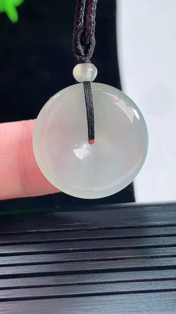 天然A货翡翠平安扣吊坠，尺寸21-5重量:4.77g
5月18日