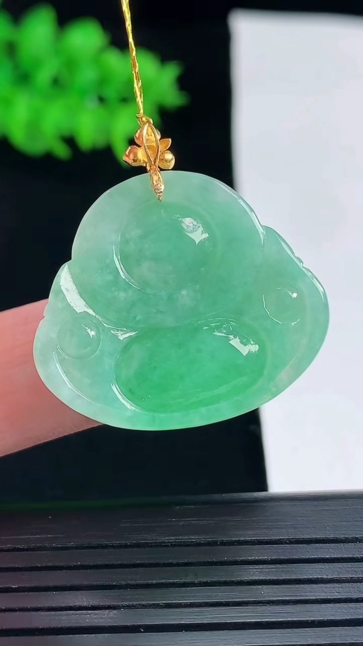 天然A货翡翠佛公吊坠，尺寸25-29.5-7.2重量:8.30g
5月18日