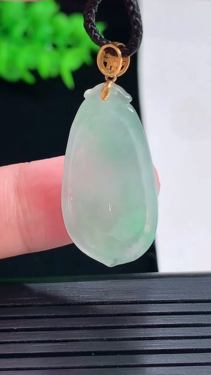 天然A货翡翠福瓜吊坠，尺寸29.6-15-4重量:3.27g
5月18日