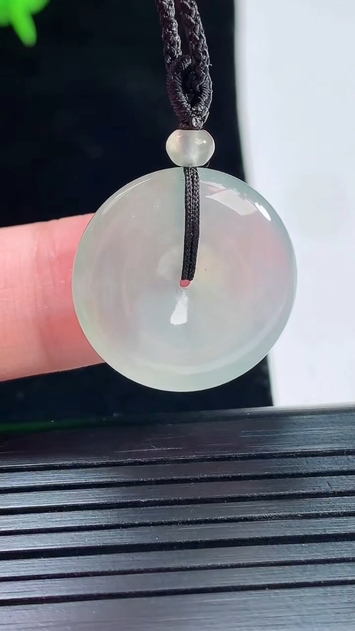 天然A货翡翠平安扣吊坠，尺寸21-5重量:4.77g
5月18日