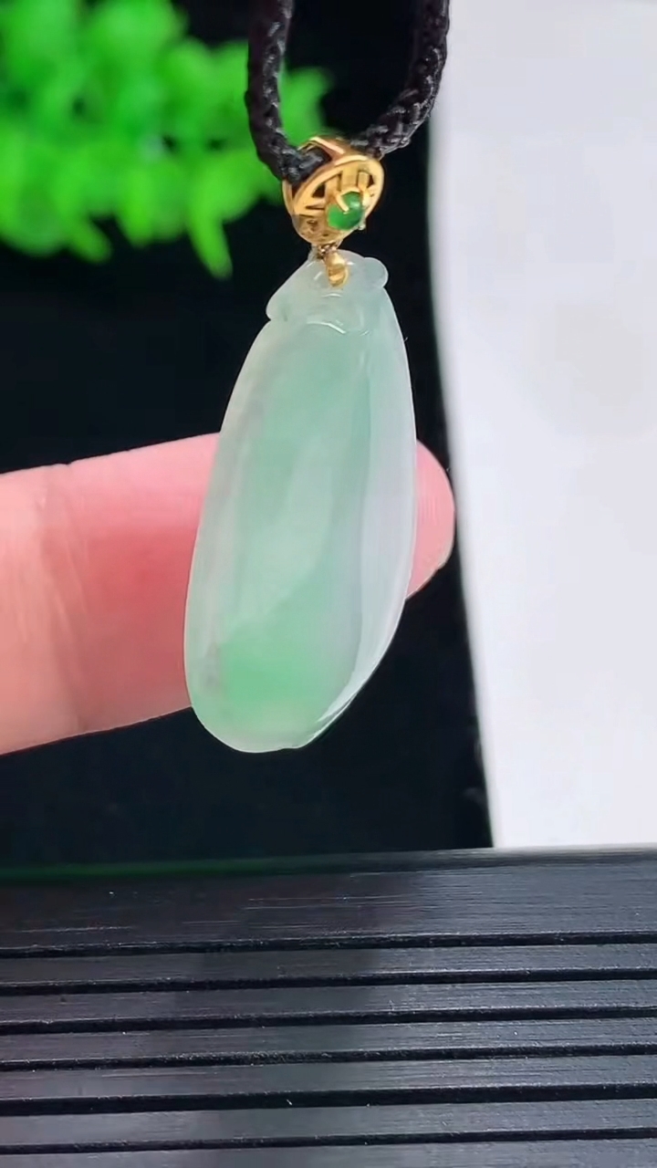 天然A货翡翠福瓜吊坠，尺寸29.6-15-4重量:3.27g
5月18日