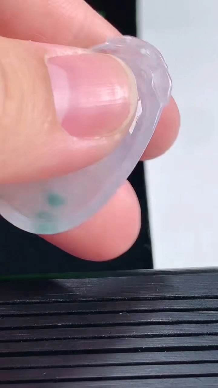 天然A货翡翠飘花如意吊坠，尺寸35.6-20.6-4.8重量:7.18g
5月18日