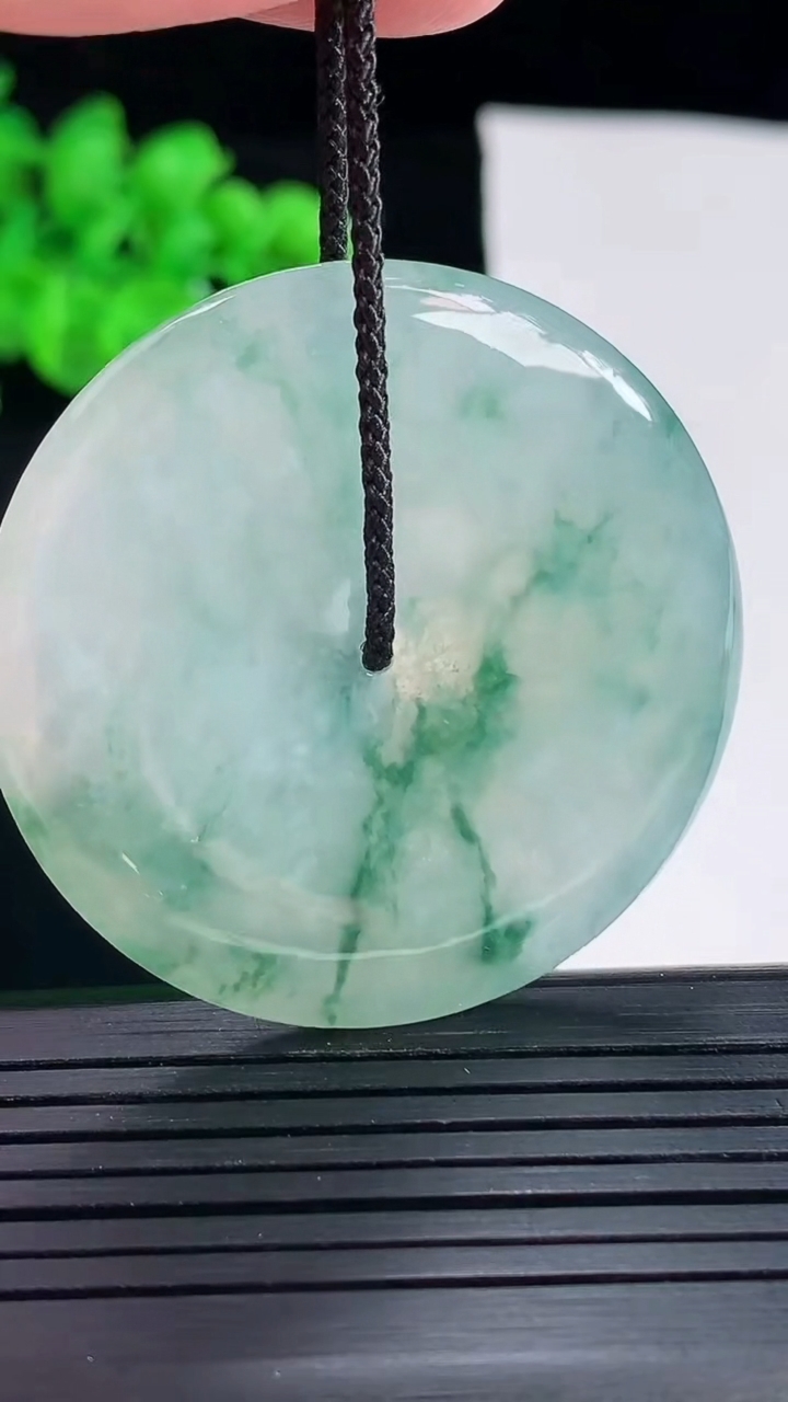 天然A货翡翠飘花平安扣吊坠，尺寸42-5.5重量:21.45g
5月18日