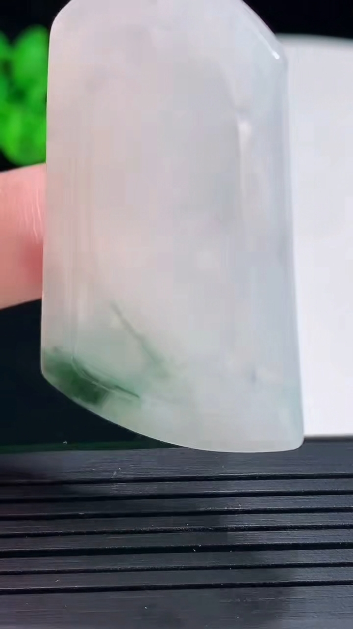 天然A货翡翠飘花生肖虎吊坠，尺寸52-32.8-6.2重量:18.38g
5月18日