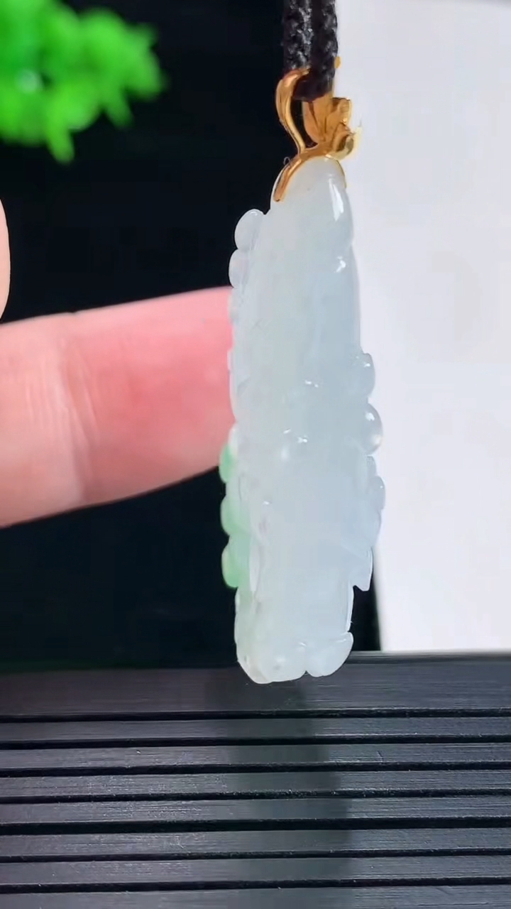 天然A货翡翠白菜吊坠，尺寸37.5-23-9重量:10.26g
5月18日