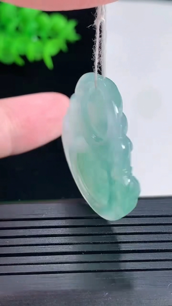 天然A货翡翠冰种飘花佛公吊坠，尺寸32-35-6重量:9.85g
5月18日