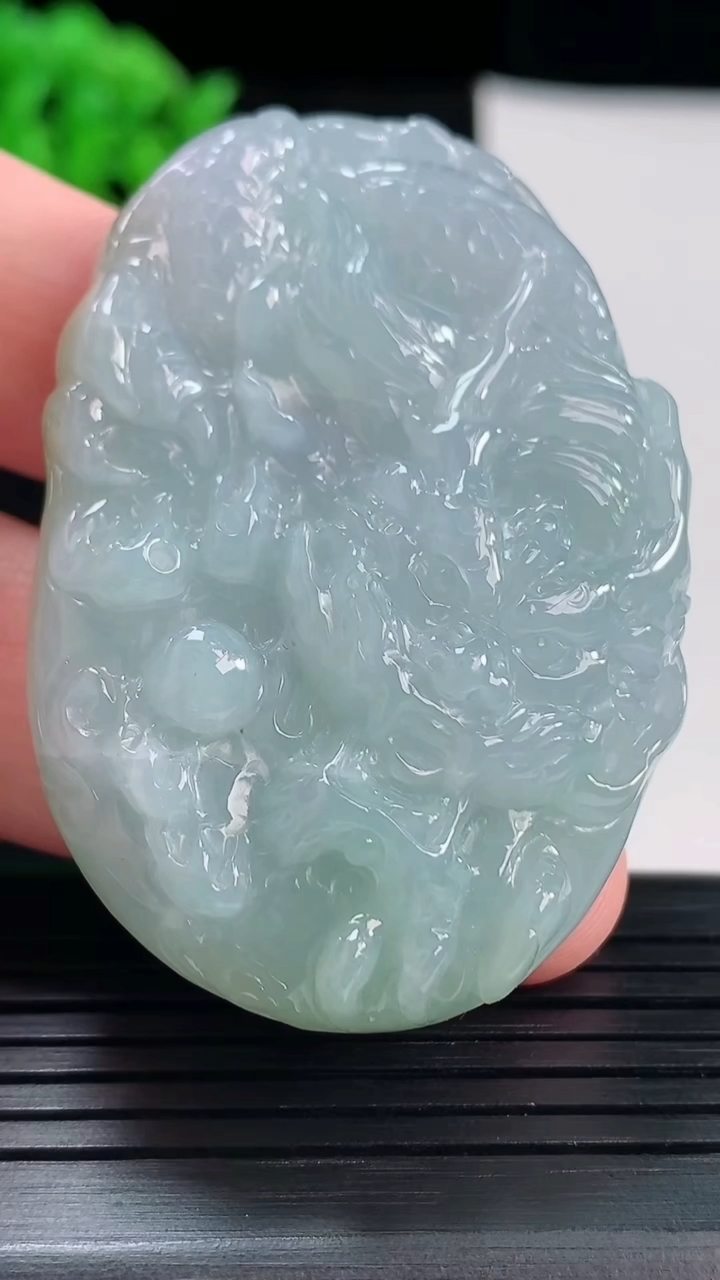 天然A货翡翠龙牌吊坠，尺寸52.3-35.2-12.8重:50.55g126
5月19日