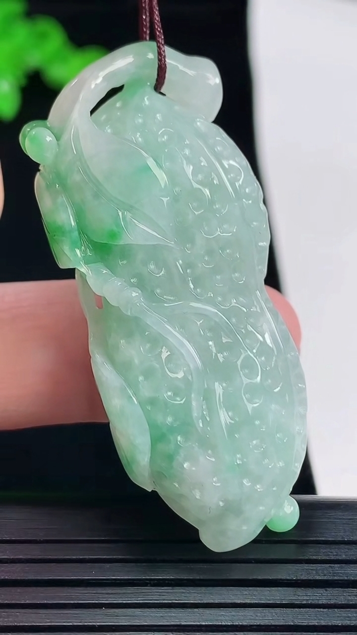 天然A货翡翠花生吊坠，尺寸50.6-22-12重量:21.79g
5月19日