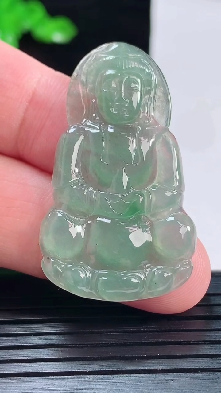 天然A货翡翠正装观音吊坠，尺寸43-25-3.6重量:6.66g
5月19日