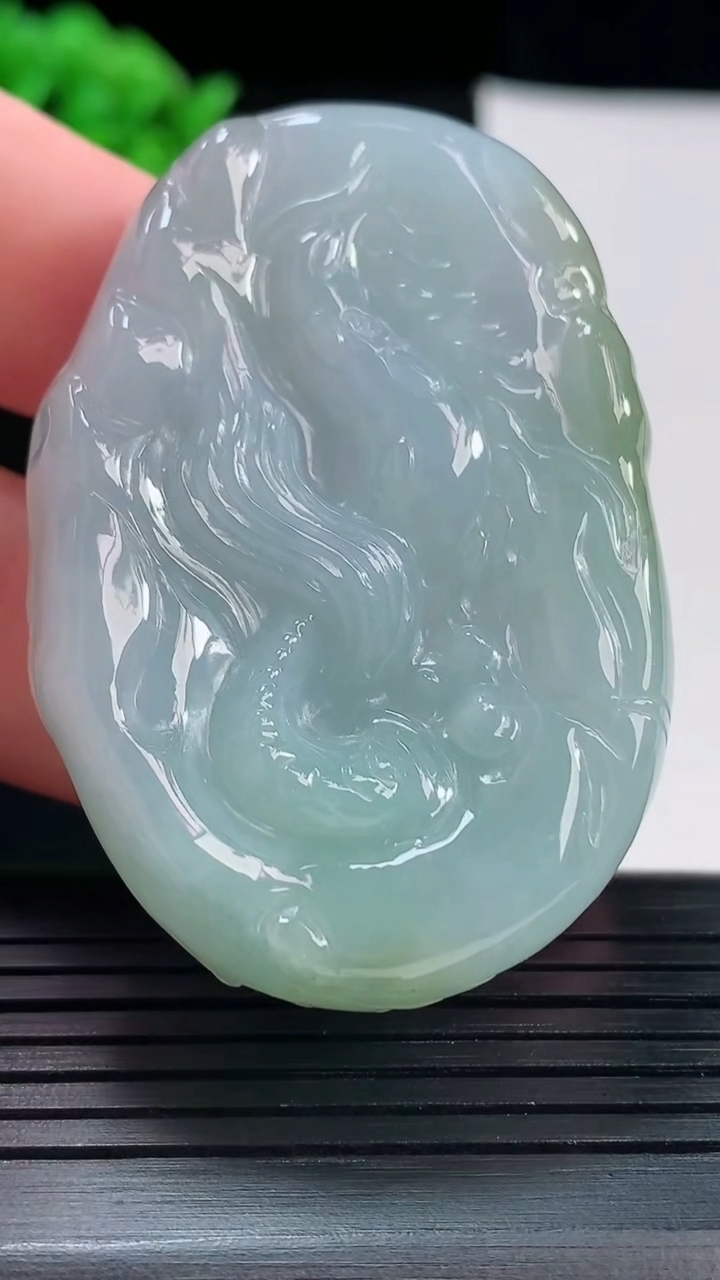 天然A货翡翠龙牌吊坠，尺寸52.3-35.2-12.8重:50.55g126
5月19日