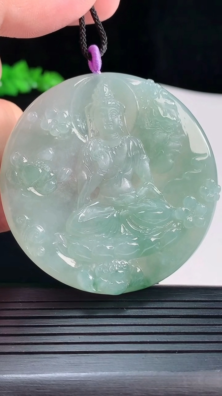 天然A货翡翠一念之间吊坠，尺寸55-5.2重量:34.70g
5月20日