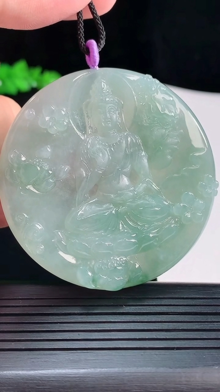 天然A货翡翠一念之间吊坠，尺寸55-5.2重量:34.70g
5月20日
