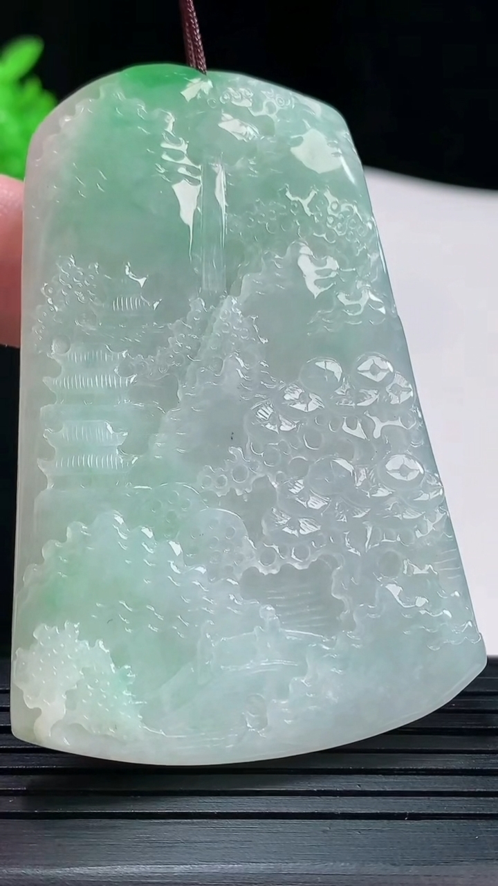 天然A货翡翠山水牌吊坠，尺寸68-45.6-5重量:37.49g
5月19日