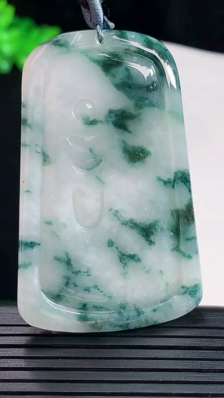 天然A货翡翠飘花祥龙阿弥陀佛吊坠，尺寸56.6-36-5.5重量:25.46g
5月19日