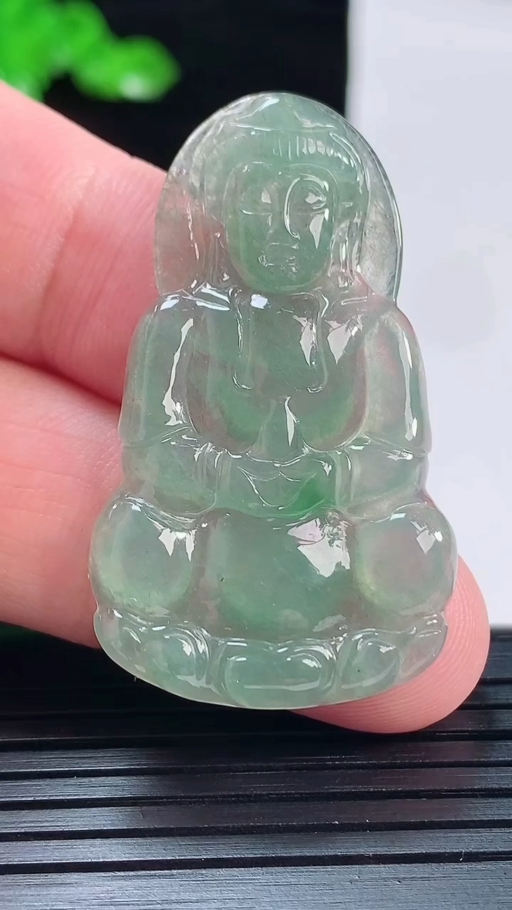 天然A货翡翠正装观音吊坠，尺寸43-25-3.6重量:6.66g
5月19日