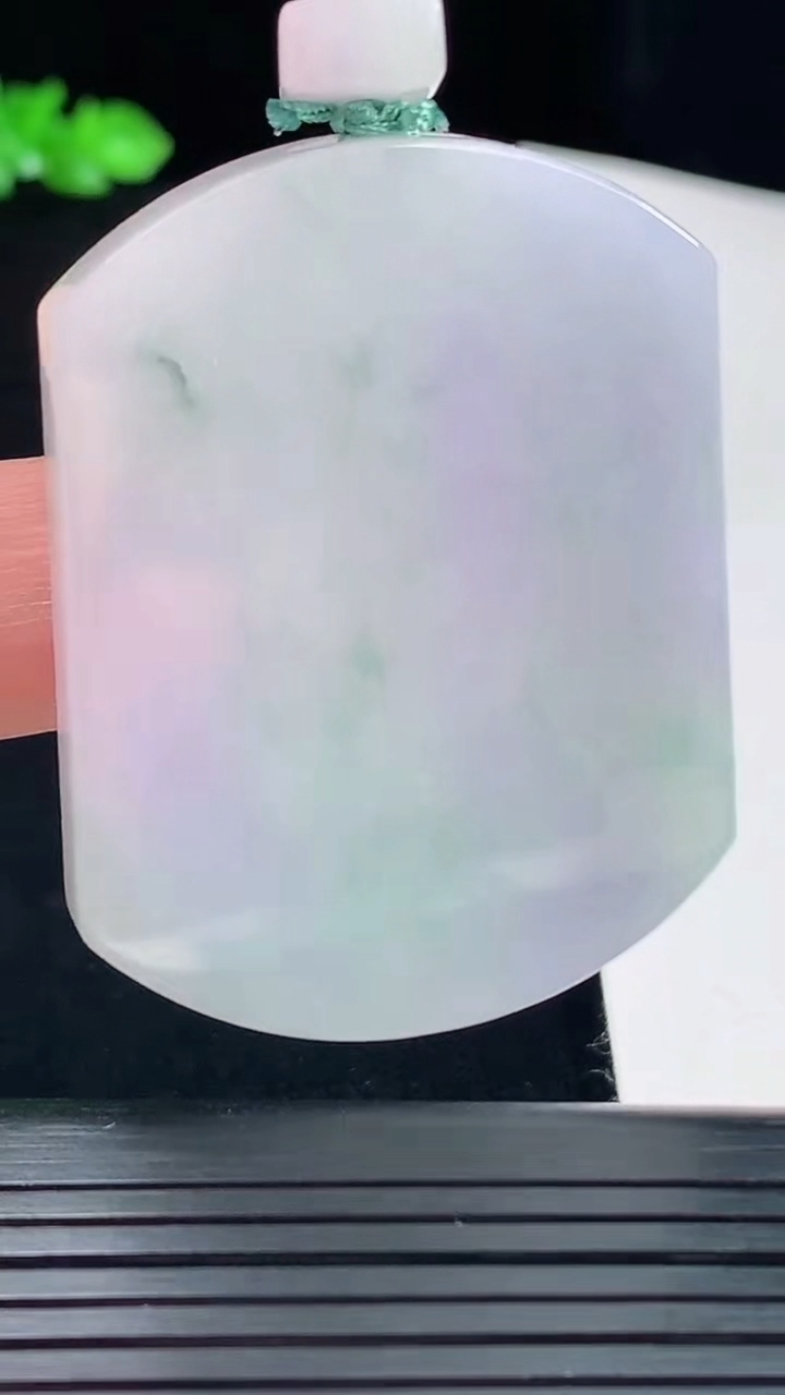 天然A货翡翠紫罗兰 飘花无事牌吊坠，尺寸49-38-6重量:33.01g
5月19日