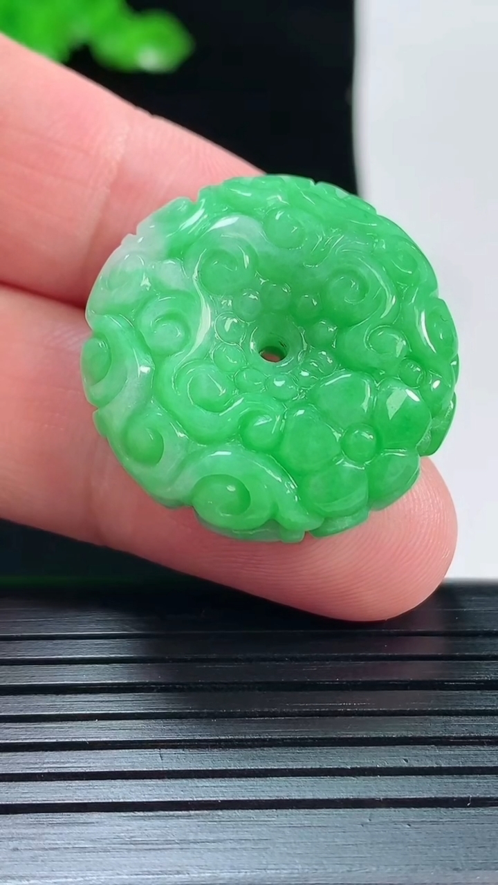 天然A货翡翠雕花平安扣吊坠，尺寸28-9.8重量:14.33g
5月19日