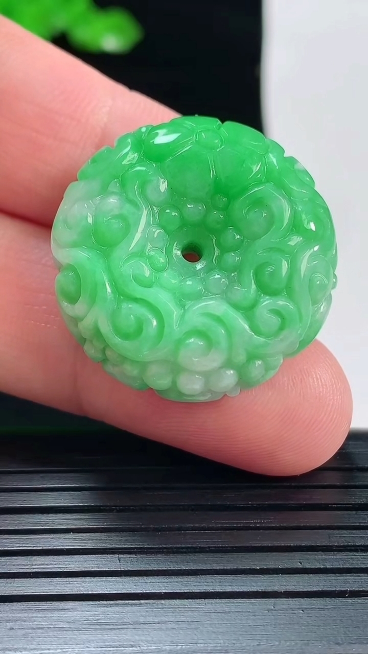 天然A货翡翠雕花平安扣吊坠，尺寸28-9.8重量:14.33g
5月19日