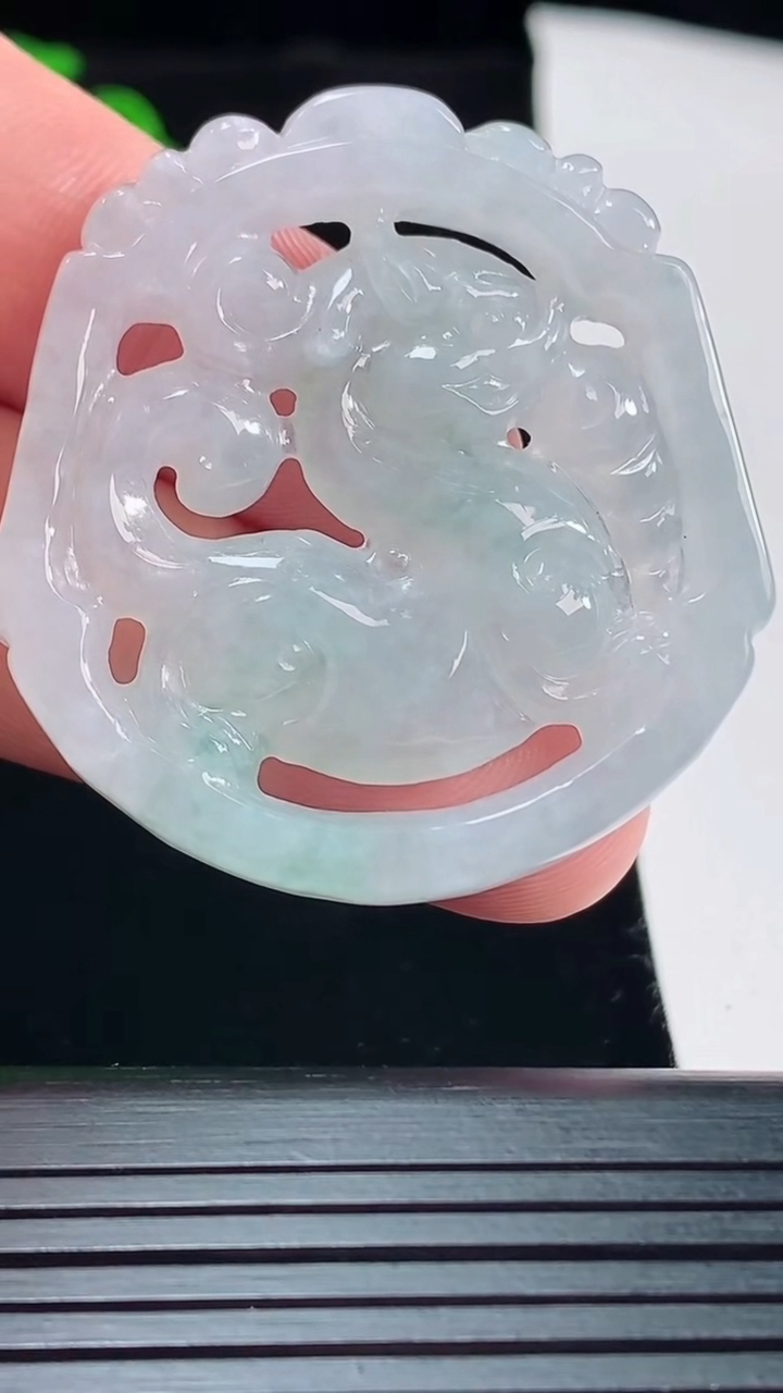 天然A货翡翠飘花仿古龙牌吊坠，尺寸44-41.5-6重量:18.47g
5月19日