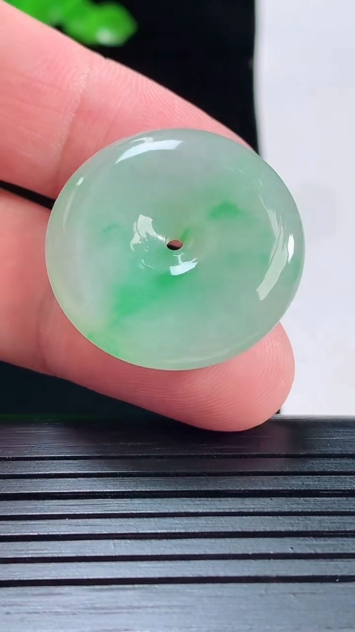 天然A货翡翠平安扣吊坠，尺寸27.6-5.8重量:9.31g
5月19日