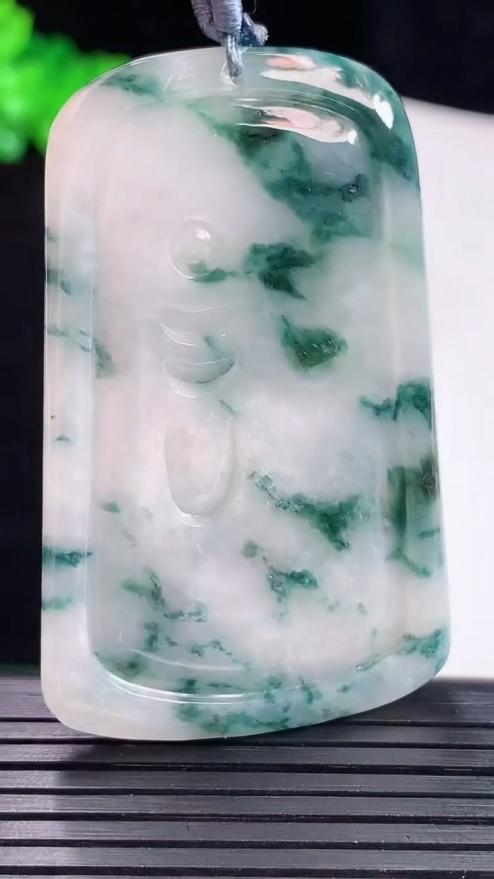 天然A货翡翠飘花祥龙阿弥陀佛吊坠，尺寸56.6-36-5.5重量:25.46g
5月19日